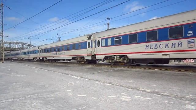 Электровоз ЧС200-004 с поездом №167 "Невский Экспресс" смотреть онлайн