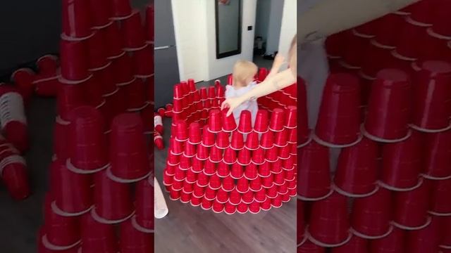 Строим с Васькой башню из стаканов. Смотрите до конца 😂 Опережаю вопросы про ноут - это ASUS на п смотреть онлайн