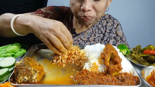 Asmr Red chili Tomato Catla Fish Curry and Dry Fish Brinjal Kasha with Rice Eating Mukbang смотреть онлайн