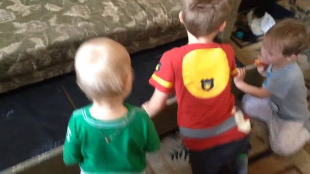 Прикол. Младший типо помогает! А сам только нас копирует. смотреть онлайн
