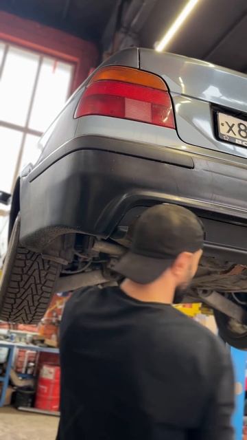 БОМБИЧЕСКИЙ ВЫХЛОП на ЛЕГЕНДУ BMW e39 #shorts смотреть онлайн