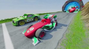 Большой и маленький Монстр-трак Маккуина против Большой и маленькой Мамы Монстр-трак против поезда