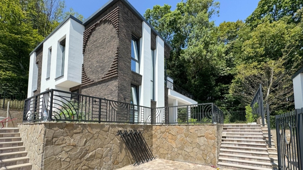 Чудесный комплекс домов в окружение леса смотреть онлайн