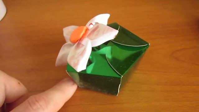 Подарочная коробочка из картона с цветком
