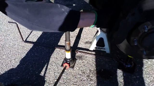 How the loosen a caliper bolt with a jack смотреть онлайн