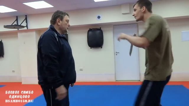 защита от удара ножом сверху смотреть онлайн