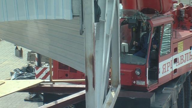 Начались работы по установке памятника «Локомотиву» смотреть онлайн