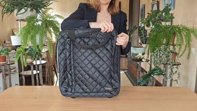 Сумка на колесах \ Чемодан Polar 7058.1 Черная смотреть онлайн