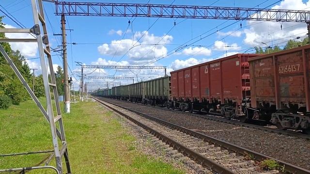 "ну очень громкие полувагоны" ВЛ10у-927 на станции Кресты с грузовым поездом смотреть онлайн
