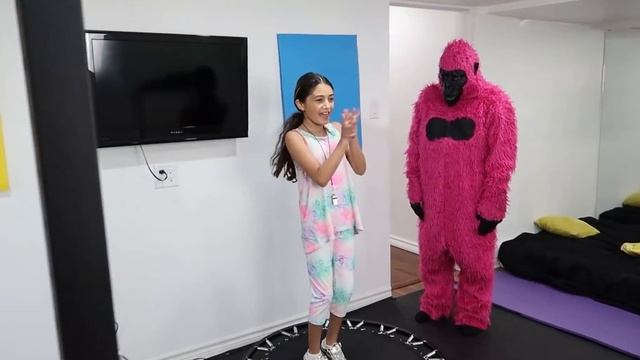 Хайди занимается спортом с огромной обезьяной - Фитнес для детей