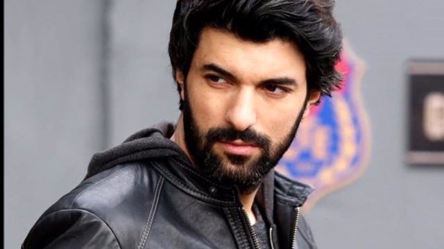 ¡Engin Akyürek demostró lo talentoso que es! смотреть онлайн