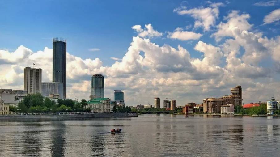 Прогулка по набережной городского пруда смотреть онлайн