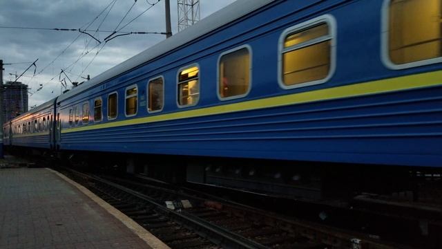 Електровоз ЧС4-185 з поїздом D 105 "Чорноморець" Київ-Одеса . смотреть онлайн