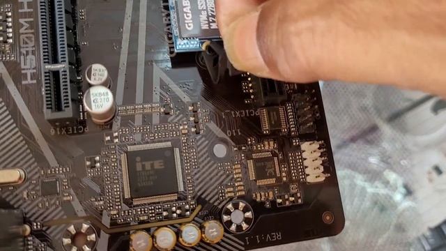 NVME SSD INSTALLATION #nvme #gigabyte #gigabytenvme