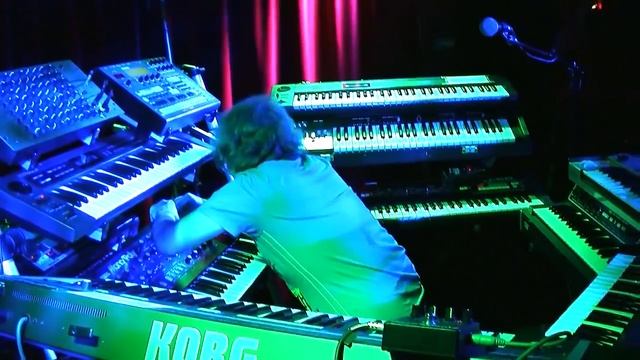 Парень Круто Играет На Синтезаторе Вживую (Крутой Клавишник, Музыкант) смотреть онлайн