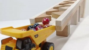 ИГРАЕМ В МАШИНКИ ПЕРЕСЫПАЕМ ШАРИКИ МУЛЬТИКИ ДЛЯ ДЕТЕЙ КАНАЛ ИГРАЛКИ-ЗАЛИПАЛКИ