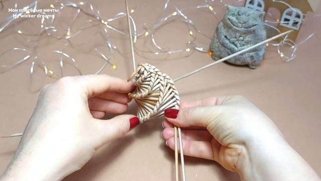 Как сплести новогоднюю игрушку "Елка" / Плету ёлку спиральным плетением из бумажной лозы. смотреть онлайн