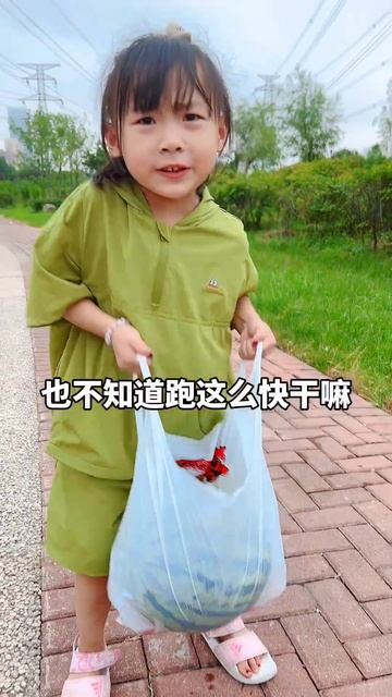 爸爸太不靠譜了，嘟嘟沒上車，他咋自己就走了！ #嘟嘟小可耐#萌娃日常#二胎生活#嘟嘟的卑微生活 #萌娃搞笑視頻 #二胎 #爸爸帶娃 смотреть онлайн