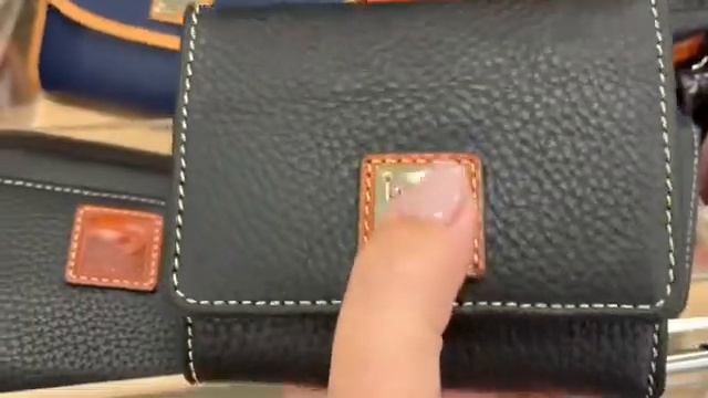 Y253 Немного новых кошельков. Немного VINCE CAMUTO. смотреть онлайн