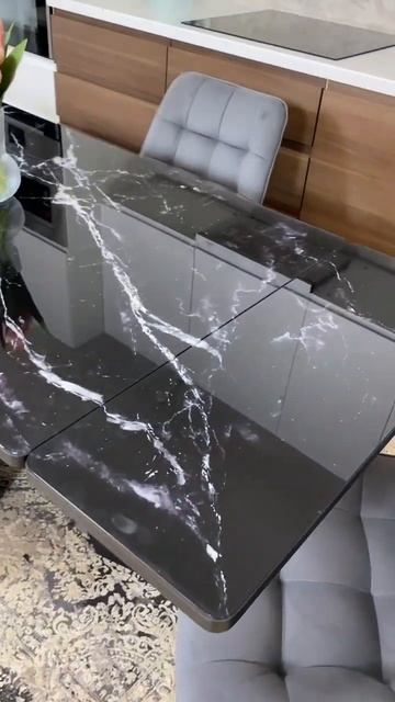 Стол Спайдер Черный мрамор с торцевой раскладкой, закаленное стекло и стулья Бостон серые смотреть онлайн