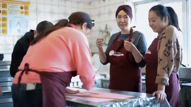 Дунган ашканасынын мастер-классы, Каракол Кыргызстан _ 2min KG смотреть онлайн