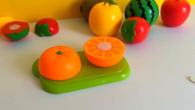 Toy cutting strawberry cake chocolate cakes and velcro tropical fruit slicing toys смотреть онлайн