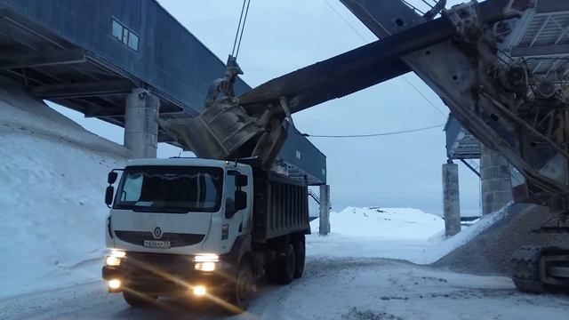 Самосвал на погрузке щебня карьерным экскаватором смотреть онлайн