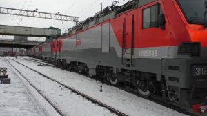 Сплотка из десяти пассажирских электровозов.