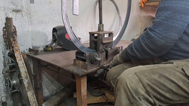 Профилегиб из хлама, без токарки, и нулевым опытом сварки для колец бедлоков бескамерного диска смотреть онлайн