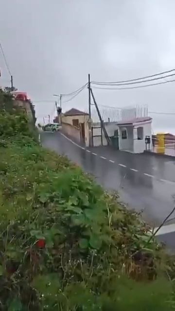 В Испании гонщик разрушил чей-то дом, не справившись с управлением во время заезда. смотреть онлайн