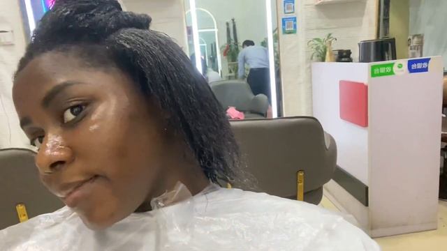 BLACK GIRL GOT HAIR DONE IN CHINA(I CAN’T BELIEVE HE DID THIS 😫😓😡) смотреть онлайн