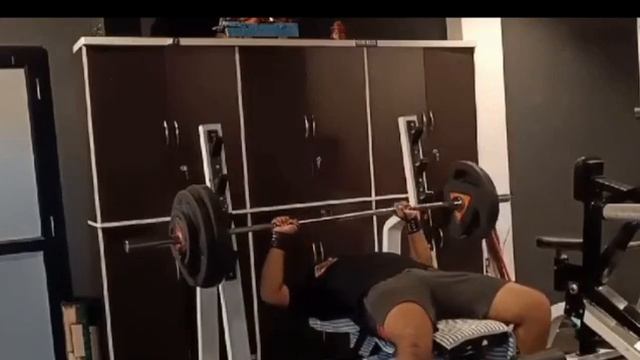 Big sweaty gorilla benches 80 kg and celebrates #gym #gymlife #india #chill #benchpress #lifting смотреть онлайн