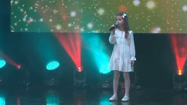 «Аист на крыше» Эмилия Бегунец #аистнакрыше #мирназемле #детимузыканты #детипоют