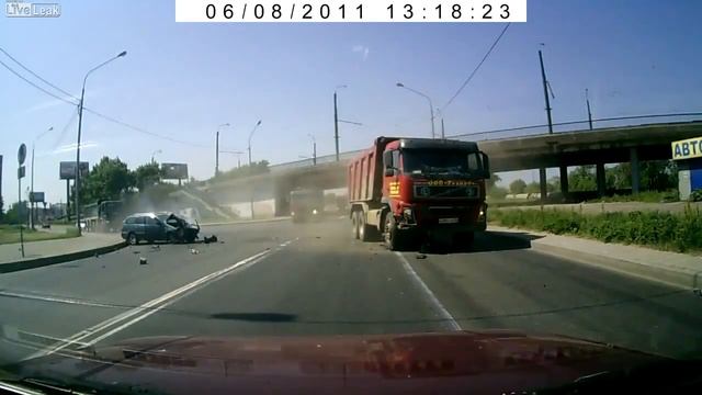 Acidente - Volvo Dump Truck And Car Crash.mp4 смотреть онлайн