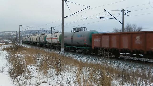 Электровоз ВЛ80С-824/1098А с грузовым составом смотреть онлайн