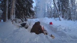 Ночь в тайге. Морозы не отпускают. Готовлю в казане на костре. Дорогу опять замело!