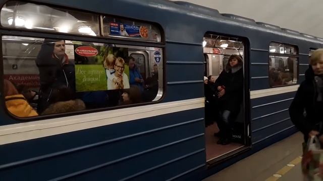 Вагон прямоугольный на станции Академическая смотреть онлайн