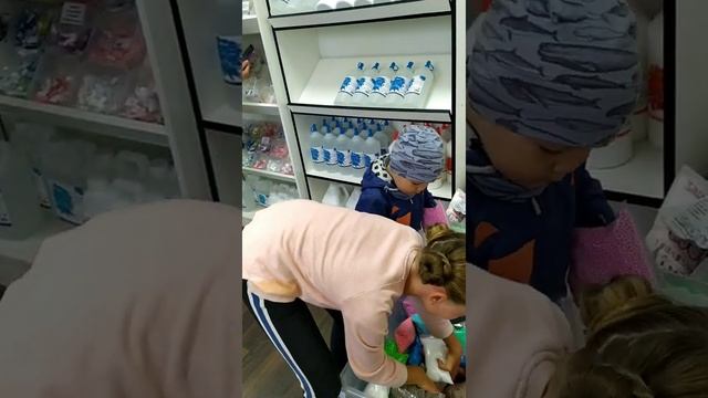 В секретном магазине для слаймеров Закупила всё для слаймов Купила 2 литра клея😯 смотреть онлайн