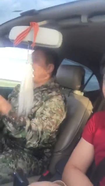 По дороге на рыбалке вот такой у меня друг 😂😂