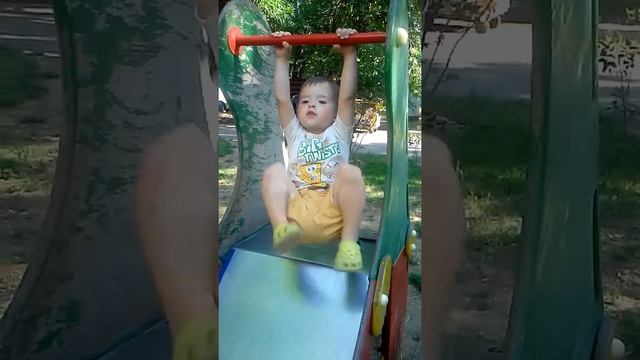 Катаемся с горки!!! Как маленькая обезьянка!!! смотреть онлайн