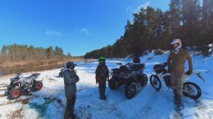 Молодежь учится управлять квадроциклами. Покатушки с детьми