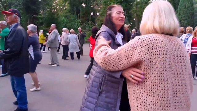 И ПОХОДКОЙ ГОРДОЙ ДАЛЬШЕ ПОПЛЫЛА! ТАНЦЫ В ПАРКЕ ГОРЬКОГО ХАРЬКОВ СЧАСТЛИВЫЕ ДНИ