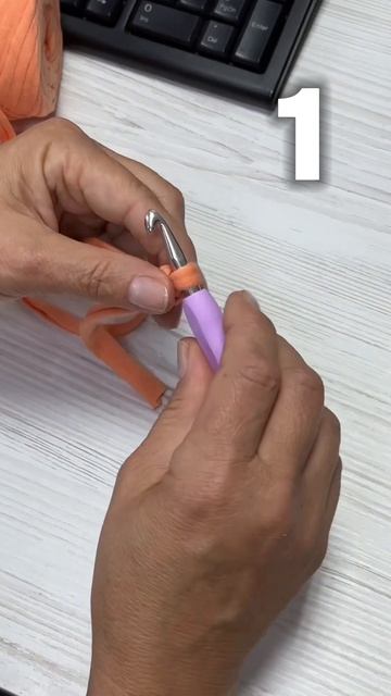 Як зробити першу петлю з гачком та без🧶 смотреть онлайн