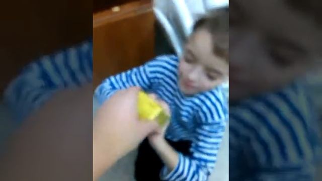 Мальчик выбирает сок фрукто няня смотреть онлайн