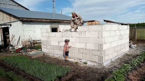 Курятник из газобетона . Возводим стены .