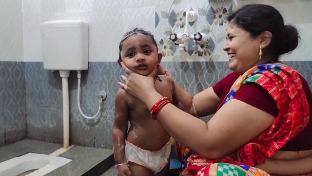 Baby Bathing Video,1year Baby Bathing,Cute Baby Bathing,Grandma Baby Bathing,Baby Reaction Bath Tim