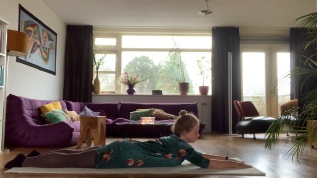 Liggende serie ontspannende yoga-oefeningen met aandacht voor de onderrug смотреть онлайн