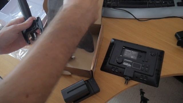 Best LED Light? Yongnuo YN300 air unboxing смотреть онлайн