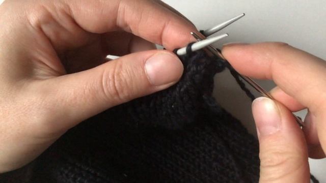 Papyrus sweater tutorial, shoulder seam, kitchener stitch смотреть онлайн
