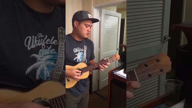 Corey Fujimoto noodling on a Pepe Romero Skin Braced Uke смотреть онлайн